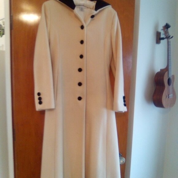 Beautiful and Elegant Vintage Long Wool Winter White and Black Dress Coat Size 4
